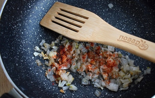 1. Этап. Кхау Пхат: Выложите мясо в миску. Лук и чеснок измельчите и обжарьте со жгучим перцем на оставшемся масле до мягкости.