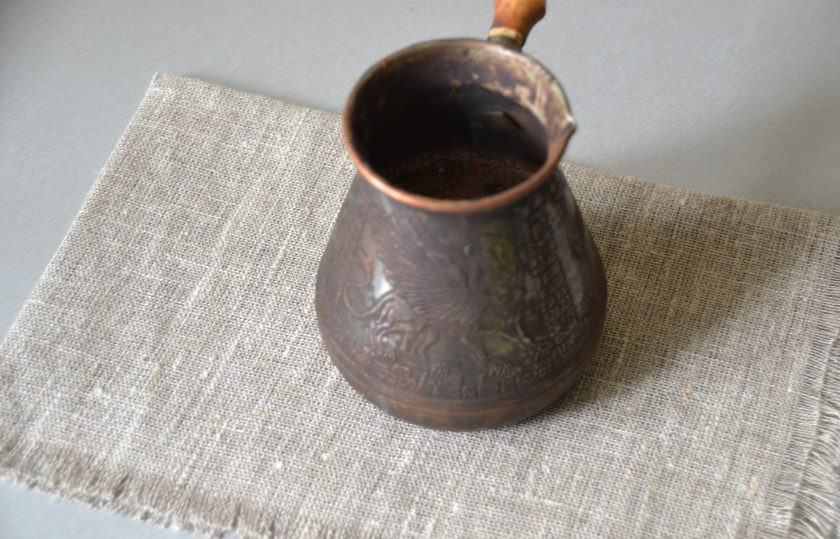 1. Этап. Кофе Африка: В турку или в кофейник всыпьте кофе, залейте кипятком, поставьте нагреваться до поднятия пенки, но не кипятите.