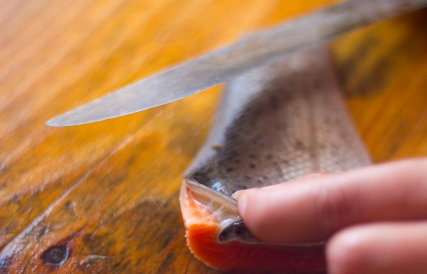 1. Этап. Лосось с миндалем: Помойте и почистите лосось.