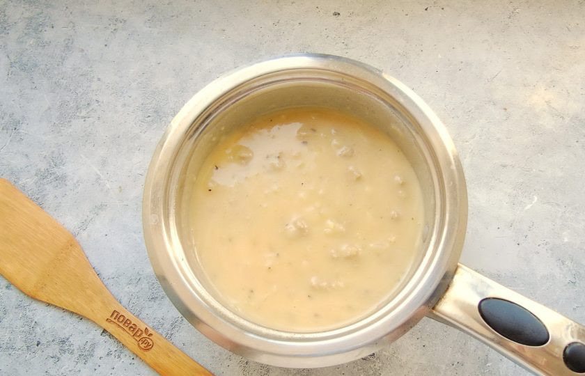 1. Этап. Тосканский суп с фаршем: Перемешайте суп со сливками.