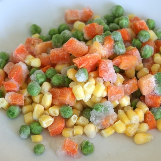 1. Этап. Рис с жареными креветками по-китайски: Овощи достаем из морозилки и размораживаем.