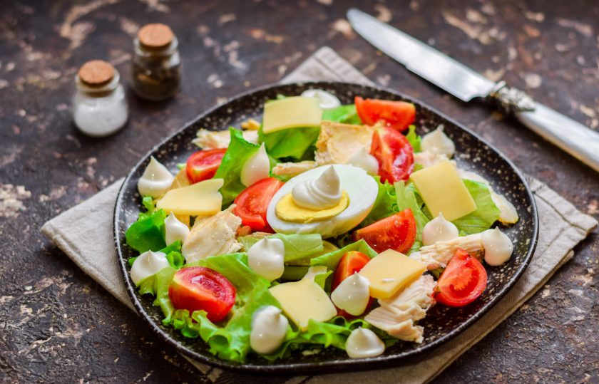 1. Этап. ПП Цезарь с курицей: Заправьте салат йогуртом, посолите, поперчите.