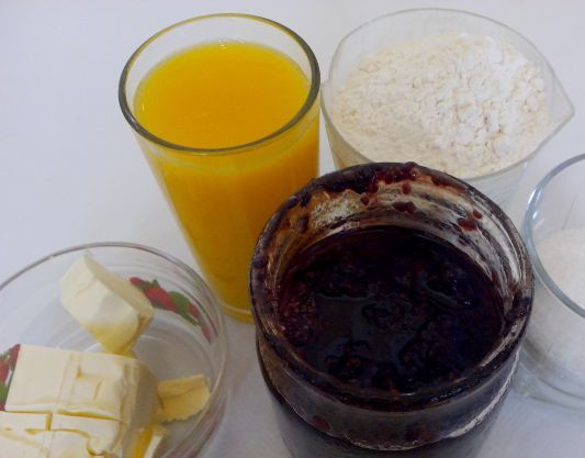 1. Этап. Печенье с вареньем и крошкой: 1. Для приготовления теста нам понадобится небольшой набор продуктов. Тесто песочное, готовится традиционным способом и быстро выпекается.