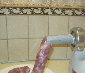 1. Этап. Домашняя колбаса из свинины: 5. Маринованное мясо можно начинять в кишки кусочками или измельчить на мясорубке в фарш - это на любителя. Если есть специальная насадка для колбасок, то процесс не занимает много времени и сил.