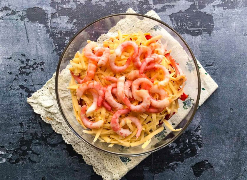 1. Этап. Салат Красное море с креветками и крабовыми палочками: Креветки очистите от панциря и добавьте к остальным ингредиентам.