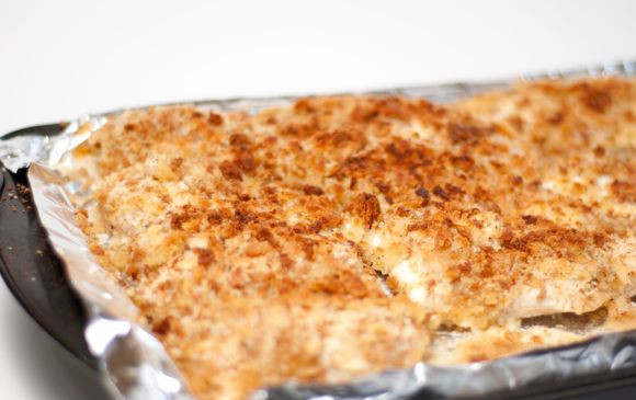 1. Этап. Куриная грудка в сметане: 6. Отправить противень в заранее разогретую духовку. Куриная грудка в сметане в домашних условиях запекается около 35-50 минут, в зависимости от мощности духовки и размера филе. При желании можно сверху курочки выложить овощи, тогда сразу получится полноценный обед или ужин.