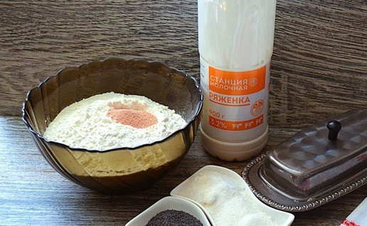 1. Этап. Маковые булочки под шоколадом: Приготовить продукты. Ряженка и сливочное масло должны быть комнатной температуры.