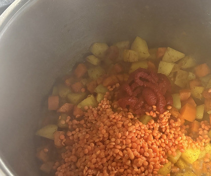 1. Этап. Чечевично-картофельный суп: Добавить томатную пасту и промытую чечевицу, посолить и поперчить. Влить воду или бульон, варить около 15 минут. Не вливайте всю воду сразу, так сможете регулировать густоту супа.