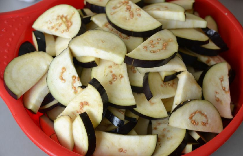 1. Этап. Закуска Кобра: Нарежьте баклажаны кольцами или полукольцами, не очень тонко, чтобы в процессе готовки они сохранили свою форму.