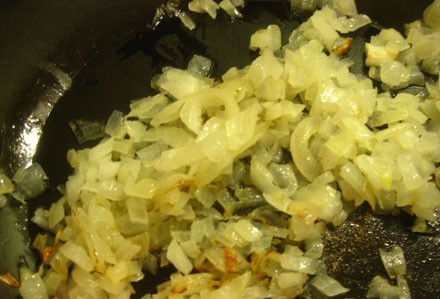 1. Этап. Зразы с яйцом в духовке: Затем обжариваем лук на сковороде с добавлением масла до золотистого цвета.