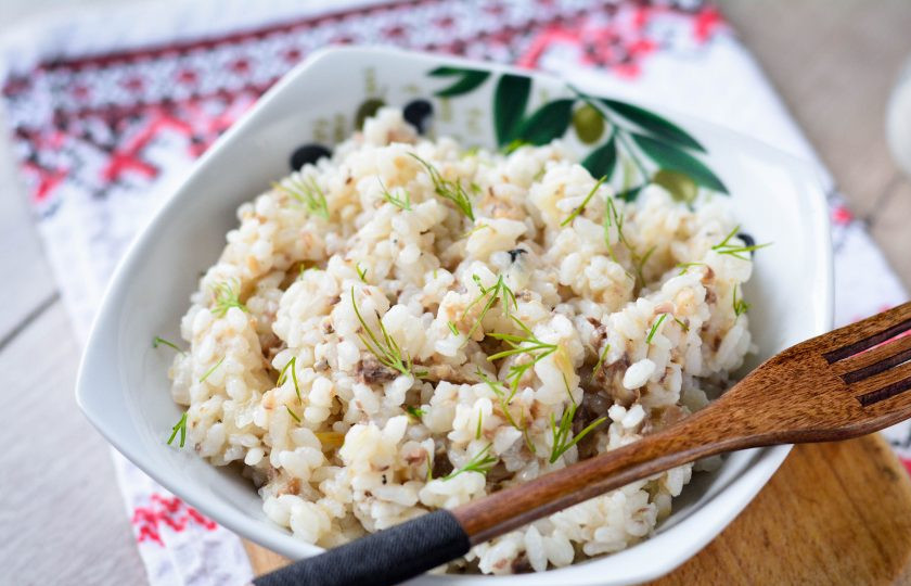 1. Этап. Рис с рыбными консервами: Сразу подавайте рис с консервами к столу. Приятного аппетита!