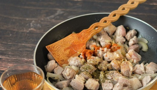 1. Этап. Индейка, тушеная в яблочно-томатном соусе: Влейте яблочный сок и доведите до кипения.