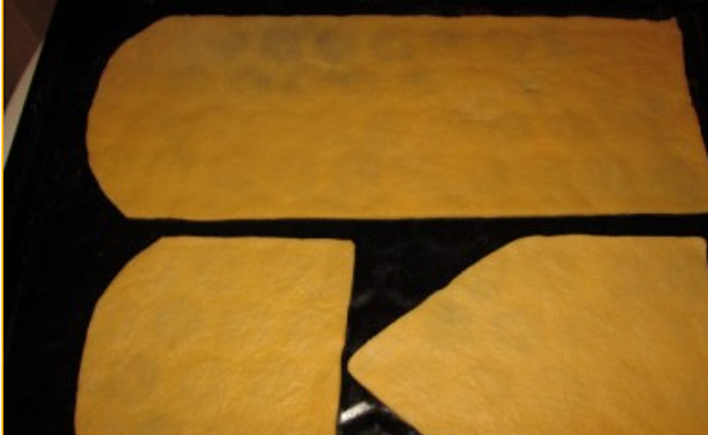 1. Этап. Торт Корабль: 6. В конце добавить просеянную муку в тесто, хорошенько его замесить до пластичности, выложить на противень и обвести по форме ножом. Остатки можно использовать повторно.