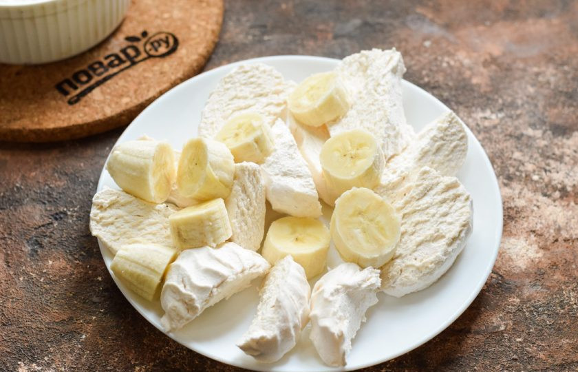 1. Этап. Зефирные конфеты: Зефир нарежьте произвольно, банан очистите и нарежьте.