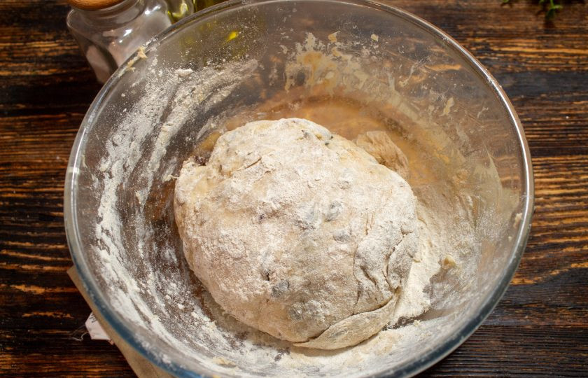 1. Этап. Хлеб с черносливом: Замесите мягкое тесто.