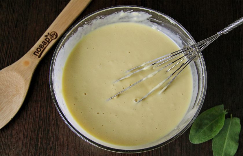 1. Этап. Заливной пирог с щавелем: Перемешайте все еще раз до исчезновения комочков.