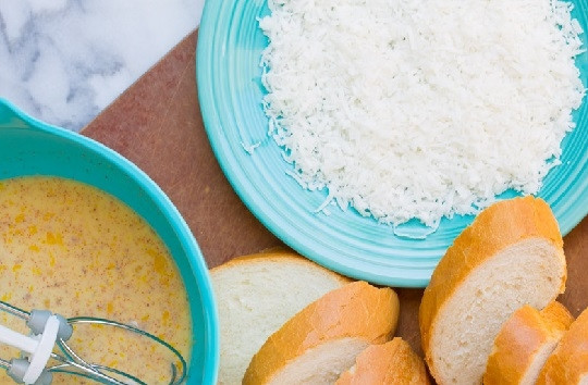 1. Этап. Французские тосты с кокосом: 1. Нарежьте средними ломтиками багет. В глубокой мисочке взбейте яйца с молоком. Добавьте щепотку соли, немного сахара, ванильный экстракт, корицу, мускатный орех, по желанию чуточку кайенского перца. Все как следует перемешайте. Параллельно разогрейте сковороду с маслом.