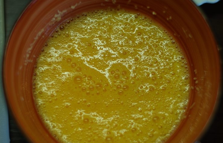 1. Этап. Паста с кабачками: Взбиваем два яйца и натираем сыр.