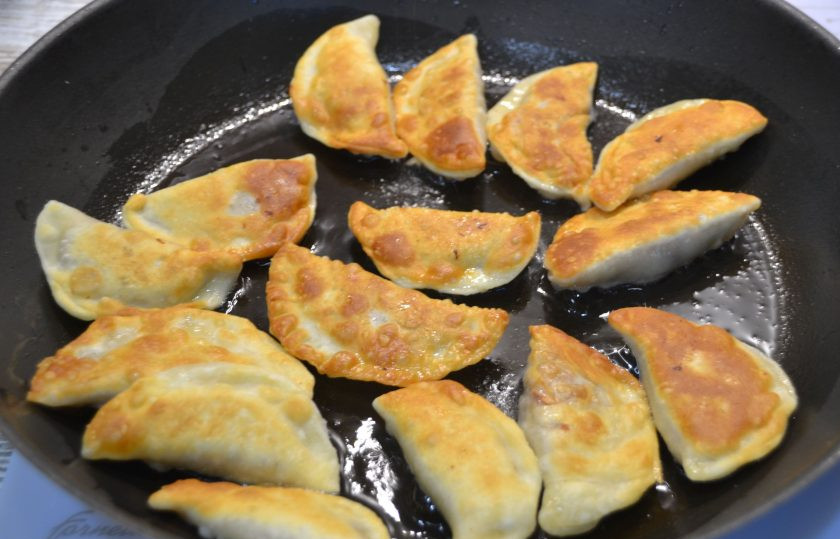 1. Этап. Чебуреки Мини: Жарьте чебуреки с двух сторон в хорошо разогретой сковороде на растительном масле, на среднем огне, чтобы чебуреки успели прожариться внутри и при этом не сгореть.