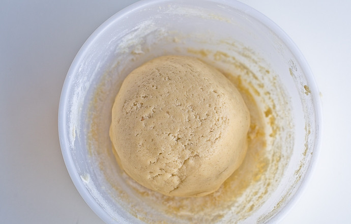 1. Этап. Печенье Земелах: 1. Масло перетираем с сахаром. В сметане разводим соду, чтобы появились пузырьки. Вливаем эту смесь в масляную массу, добавим муку и вымешаем до однородности.