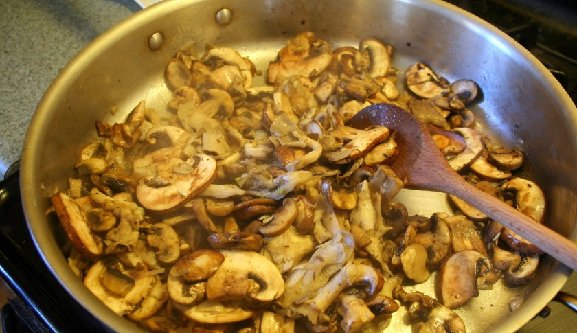 1. Этап. Паштет из грибов: 1. Обжарим сначала на растительном масле измельченный лук и орешки, потом добавим грибы. Грибы жарим, пока не уйдет лишняя жидкость. Солим по вкусу.