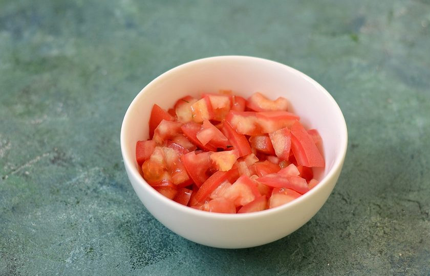 1. Этап. Турша из баклажанов: Помидоры нарежьте кубиками.