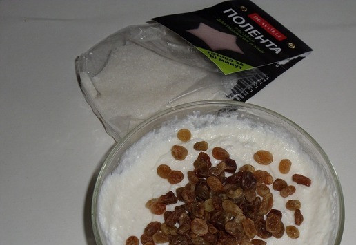 1. Этап. Творожный десерт с полентой и изюмом: Добавляю в миску подготовленный изюм.