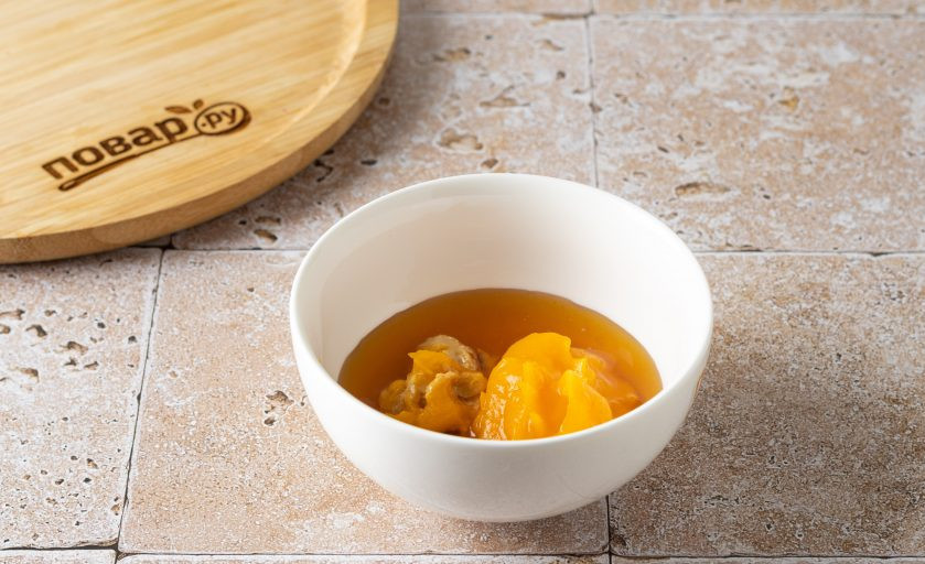 1. Этап. Овсяная гранола с тыквой: В другой небольшой миске смешайте сироп топинамбура, арахисовую пасту и тыквенное пюре.