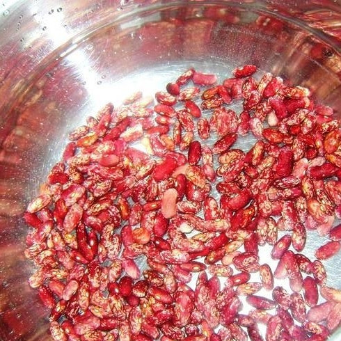 1. Этап. Салат с копченой колбасой: Когда фасоль набухнет - меняем воду, ставим на огонь и варим до полной готовности.