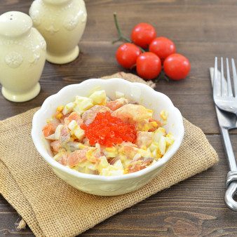 Салат по-царски с семгой и креветками