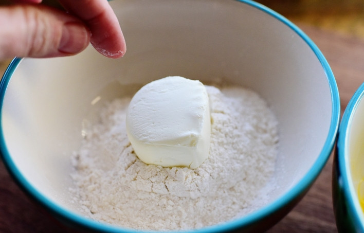 1. Этап. Жареный козий сыр: 4. Обваляйте сыр в муке.