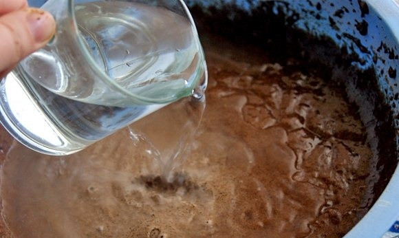 1. Этап. Торт на кипятке: 9. И в конце влейте кипяток. Очень быстро и тщательно перемешайте все до получения однородной массы.