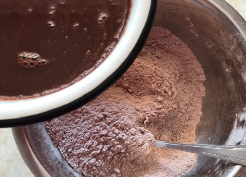 1. Этап. Шоколадные кексы с бананом и черной смородиной: 4. Соедините сухие ингредиенты с шоколадной смесью. Перемешайте.