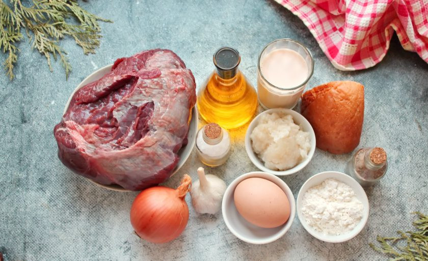 1. Этап. Котлеты из глухаря: Подготовьте все необходимые ингредиенты для приготовления котлет из глухаря. Замочите мясо глухаря в холодной воде на четыре часа.