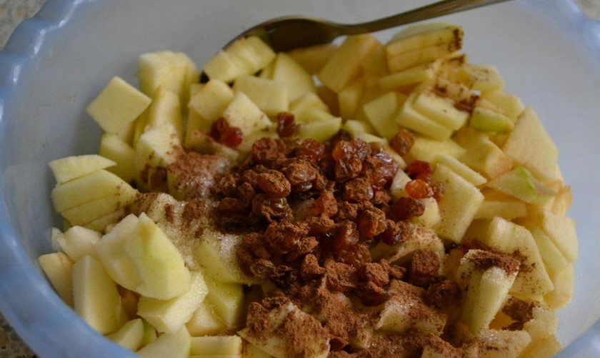 1. Этап. Яблочный штрудель из бездрожжевого теста: 4. Изюм заливаю холодной водой и оставляю на 10 минут, затем отжимаю и кладу в миску, добавляю туда же яблоки, корицу и оставшийся сахар, перемешиваю.