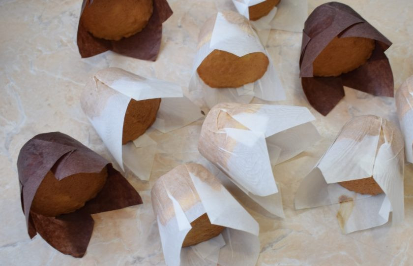 1. Этап. Капкейки для любимого: Готовые кексы извлеките из формы и остудите.