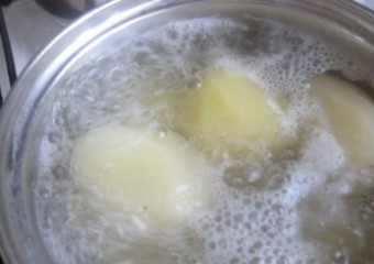 1. Этап. Галушки картофельные: Картофель чистим и отвариваем в подсоленной воде до готовности. Оставляем остужаться.