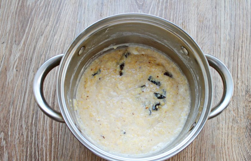 1. Этап. Кукурузная каша с черносливом: Варите, перемешивая, в течение 5 минут. Переложите готовую кашу в тарелку, выложите сливочное масло и подавайте к столу.