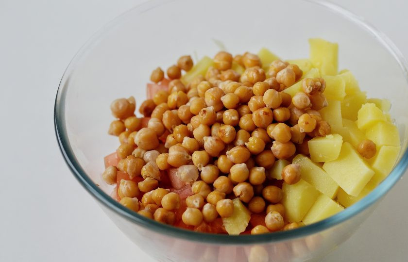 1. Этап. Салат с капустой и нутом: Добавьте в миску нут.