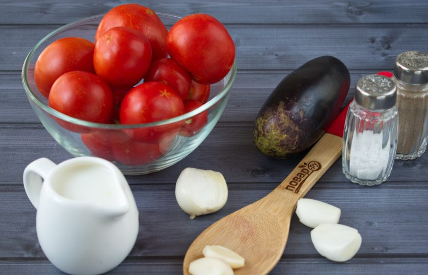 1. Этап. Суп томатный: 1. Овощи вымойте, лук и чеснок очистите.