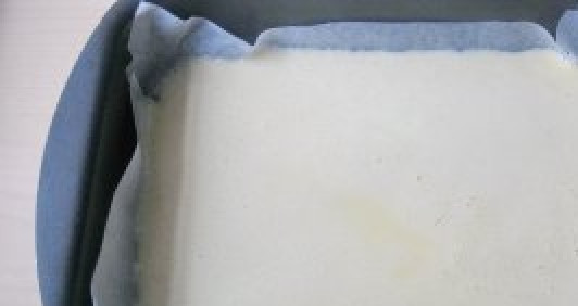 1. Этап. Омлетный рулет с плавленым сыром: 3. Форму застелаем пергаментной бумагой, после чего выливаем полученную яичную массу и ставим противень в разогретую до 180 градусов духовку. Запекаем около 25 минут, после чего достаем и даем немного остыть.