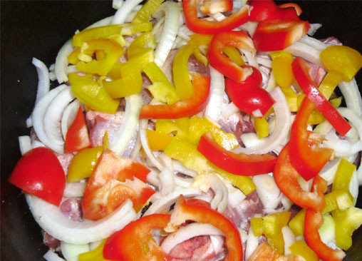 1. Этап. Хашлама из баранины: Поверх баранины кладем еще один слой оставшихся овощей. Плотно закрываем казан крышкой и ставим на медленный огонь, примерно на 2-3 часа.