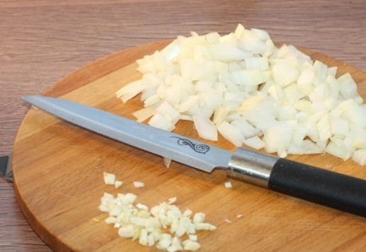 1. Этап. Блинные конвертики с индейкой и картофелем: 6... и лук - кубиками. Мелко рубим чеснок.