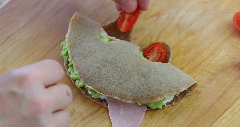 1. Этап. Гречневые блины с начинкой: 8. Потом разложите ветчину и сверните блин. На вырезы выложите половинки помидора.