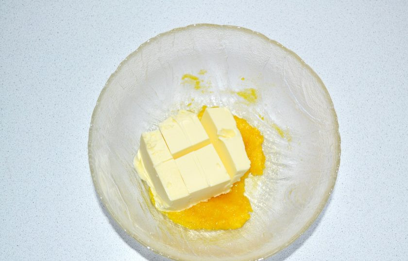 1. Этап. Нежное печенье: Добавьте размягченное сливочное масло.