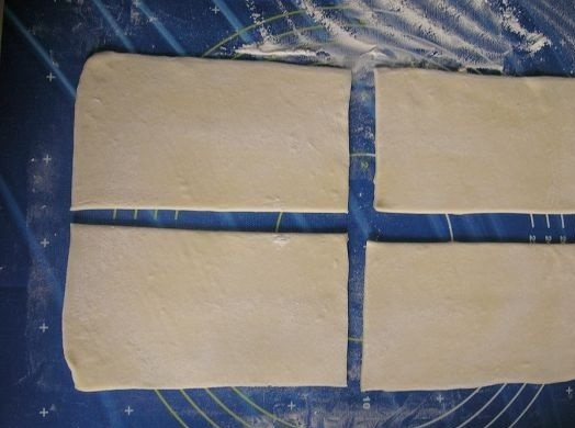 1. Этап. Слоеный торт со сгущенкой: 3. Разрежьте на 4 кусочка оба пласта. В результате получится 8 коржей.