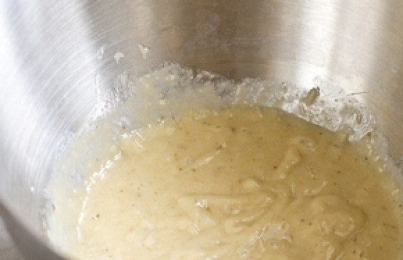 1. Этап. Кекс из бананов: Бананы помойте, почистите и измельчите в пюре блендером или вилкой.