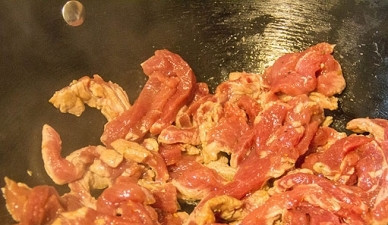 1. Этап. Мясо в воке: Хорошо разогреваем вок с растительным маслом и выкладываем в него мясо. Обжариваем, все время перемешивая.