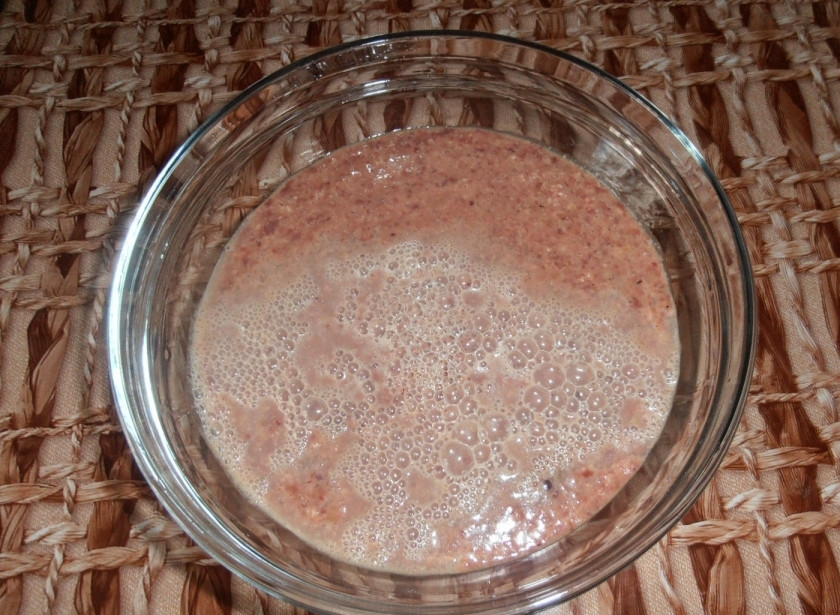 1. Этап. Печеночные котлеты из куриной печени: Все хорошо замешиваем, добавляем гашеную соду. Отправляем в холодильник на час.