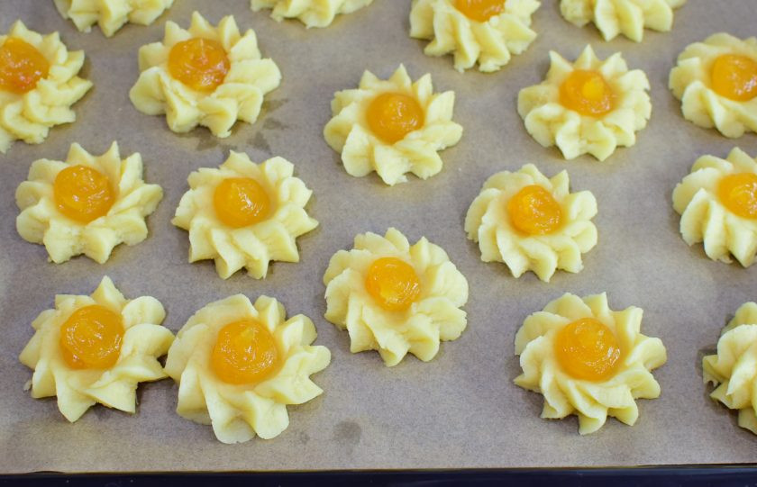 1. Этап. Песочное печенье с повидлом: В центр выложите повидло. Выпекайте печенье при 180 градусах, примерно 20 минут.